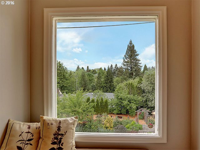 5639 Southwest Florida Street Portland, OR 97219 - Photo 7 of 28 View