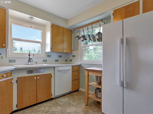 5639 Southwest Florida Street Portland, OR 97219 - Photo 8 of 28 Kitchen
