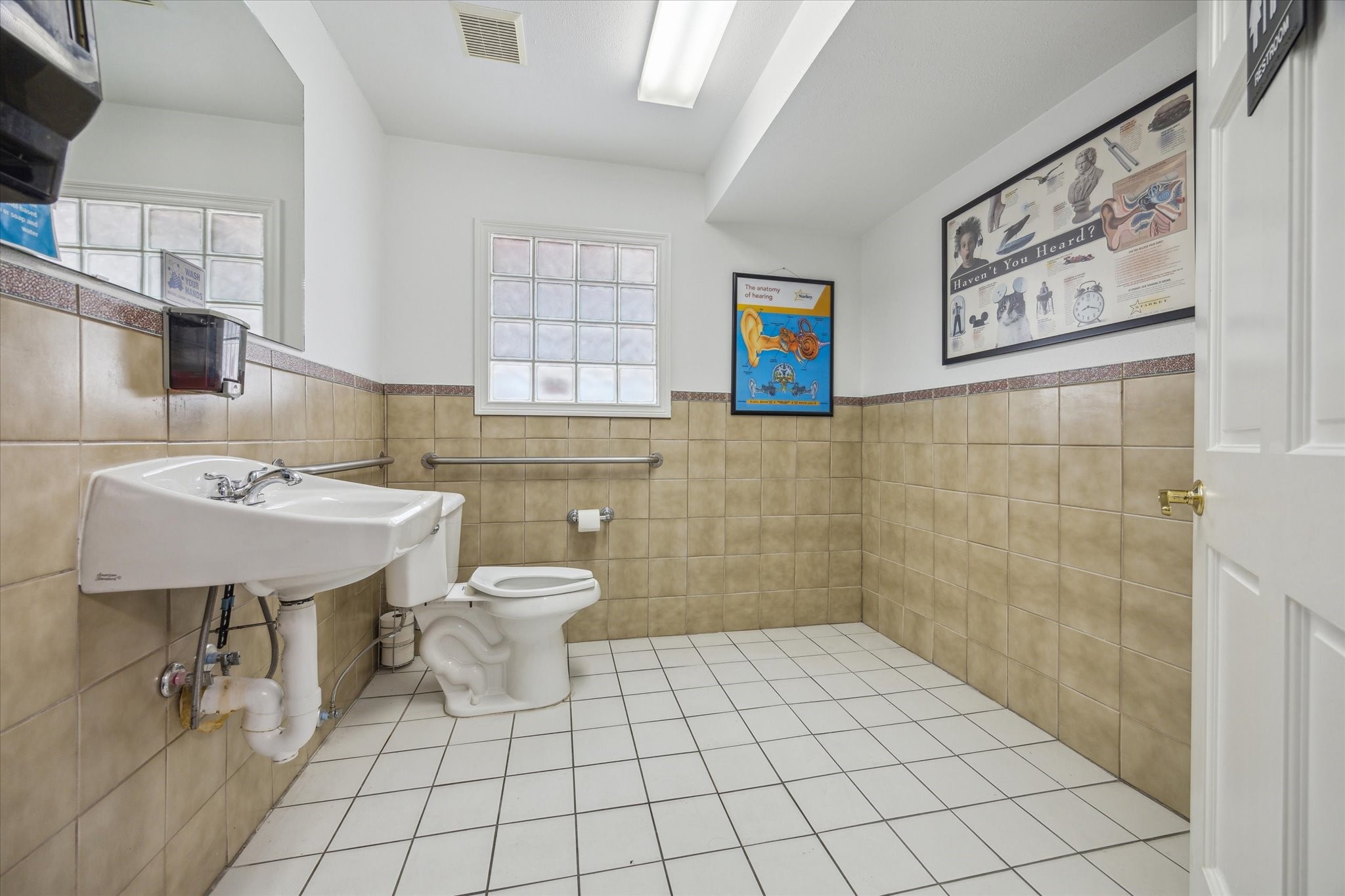 5135 Edloe Street Houston, TX 77005 - Photo 14 of 41 One of the two downstairs bathrooms