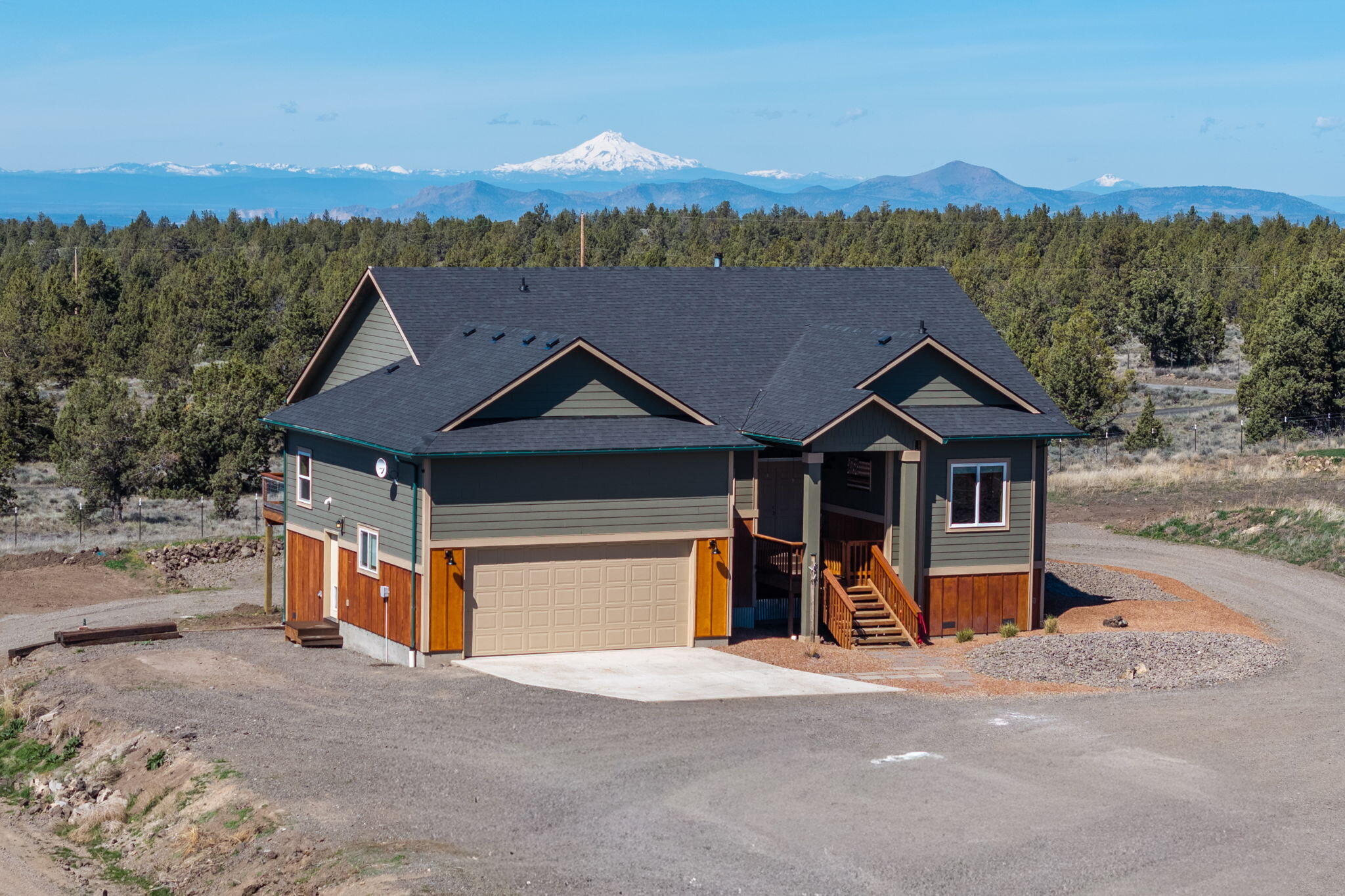 6040 Gravett Road Prineville, OR 97754 - Photo 1 of 77 front view of a house with a yard