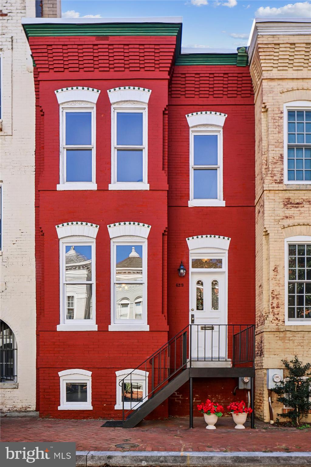 Welcome to 629 Acker Place, NE