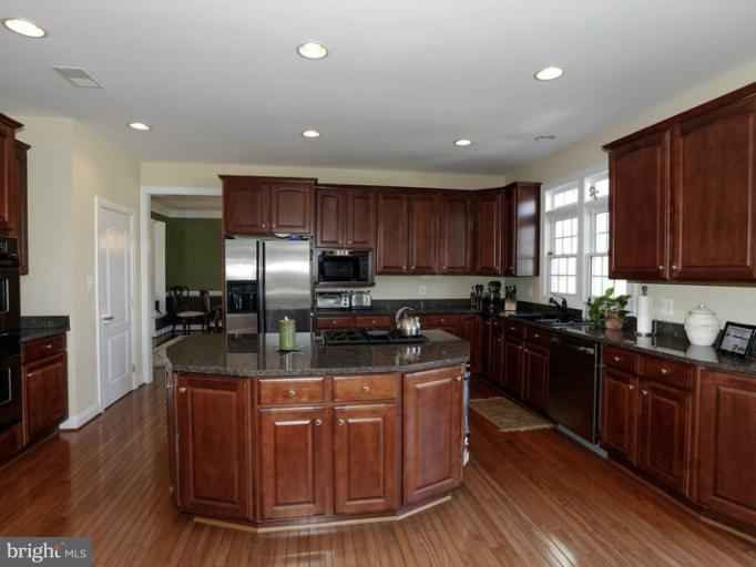 10498 Dunn Meadow Road Vienna, VA 22182 - Photo 3 of 30 Kitchen