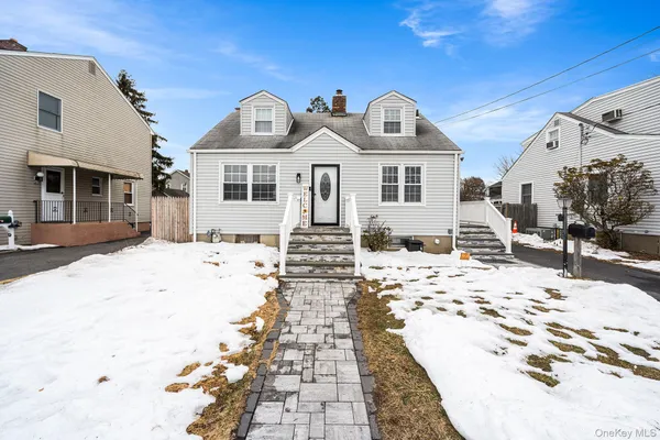 a view of a yard in front of house