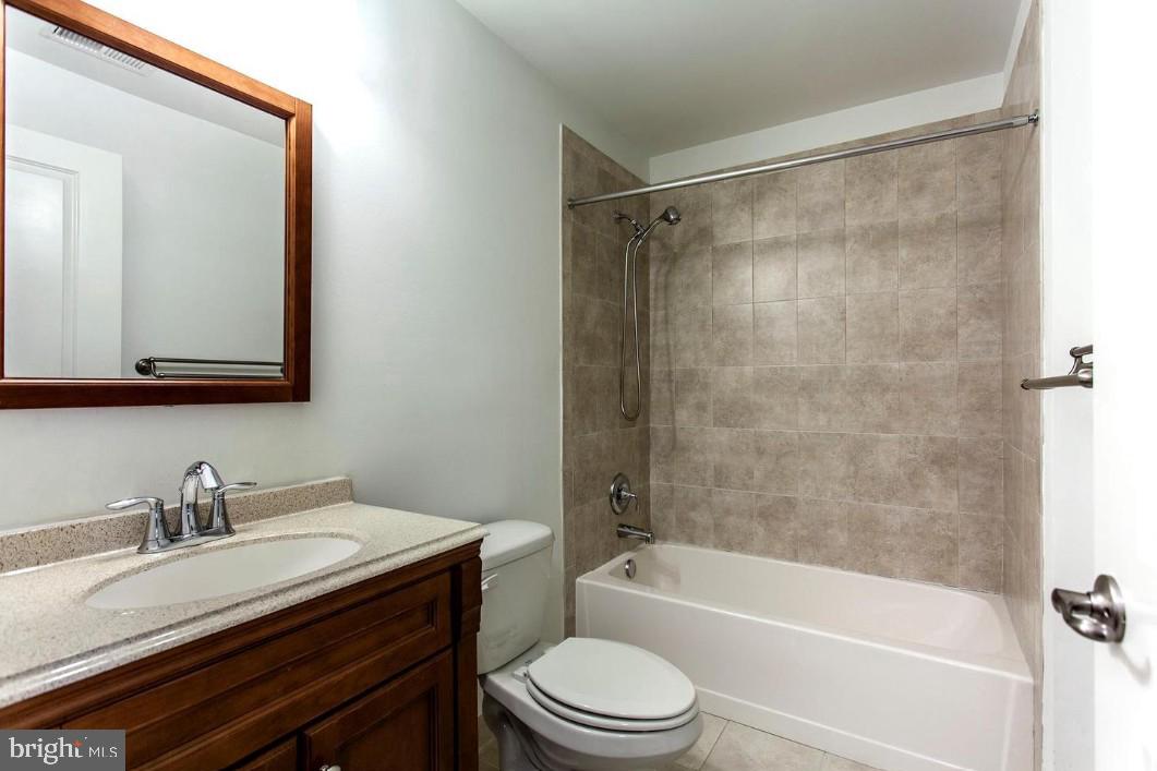 3902 Pendle Hall Lane Burtonsville, MD 20866 - Photo 12 of 25 Full Bathroom