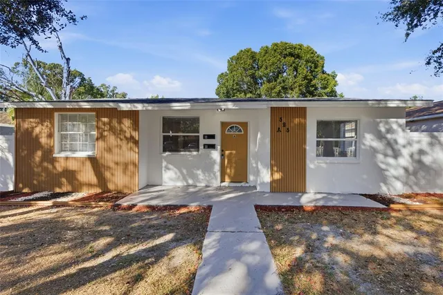 a view of a house with backyard