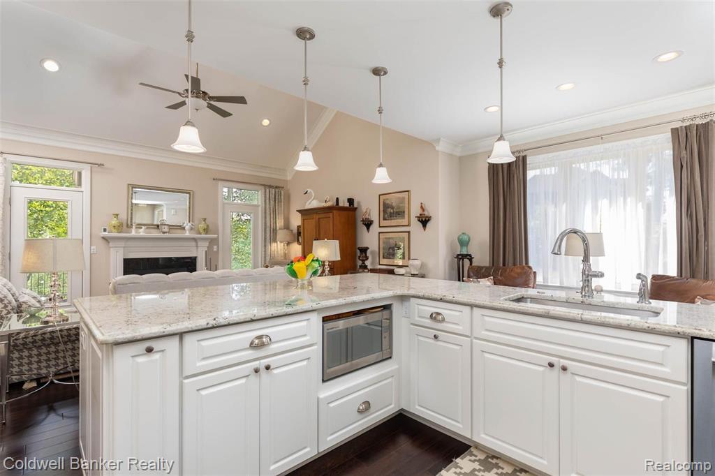 4217 Oak Arbor Crest Court Rochester, MI 48306 - Photo 11 of 39