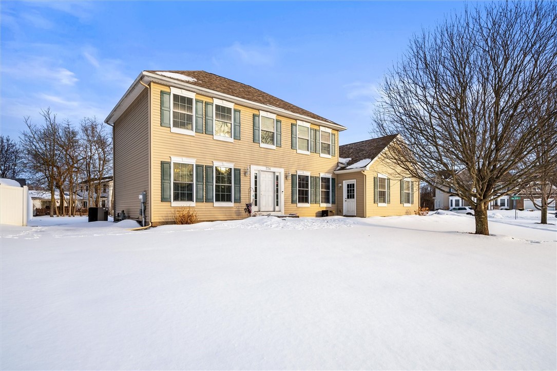 Welcome to 724 Old Country Rd!