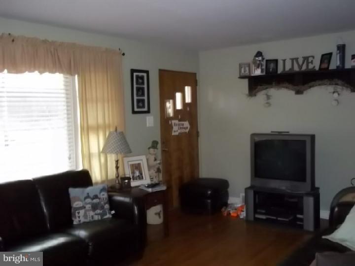 149 Silver Lake Road Bridgeton, NJ 08302 - Photo 3 of 14 Living Room