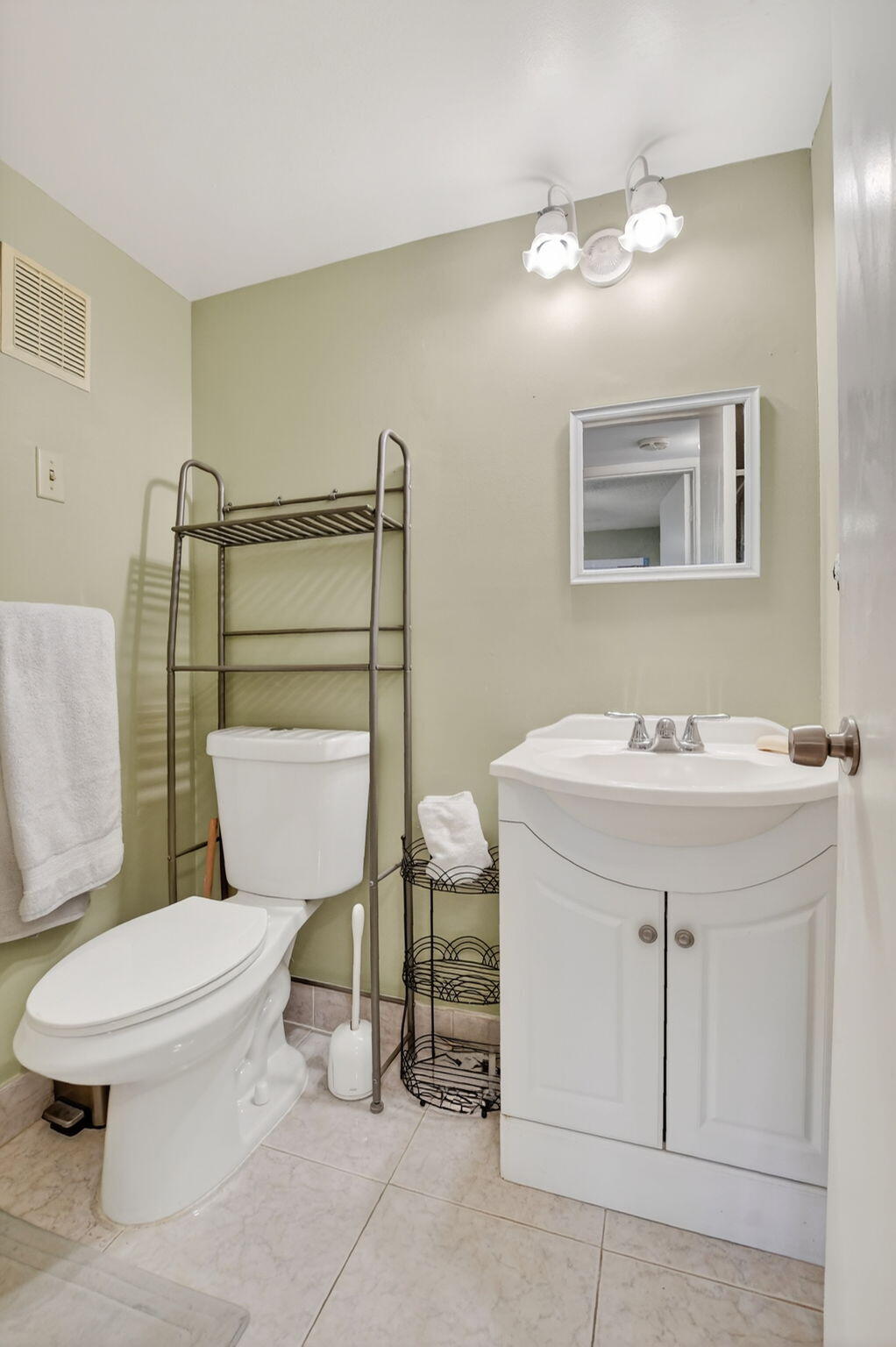 326 Farnham O, Unit P Deerfield Beach, FL 33442 - Photo 16 of 86 a bathroom with a sink toilet and a mirror