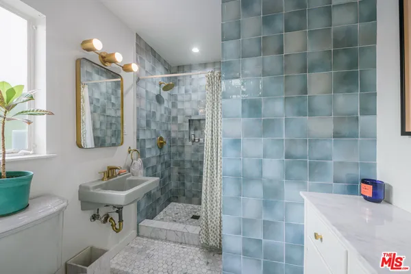 $999,000 | 6902 Andasol Avenue, Van Nuys, CA 91406