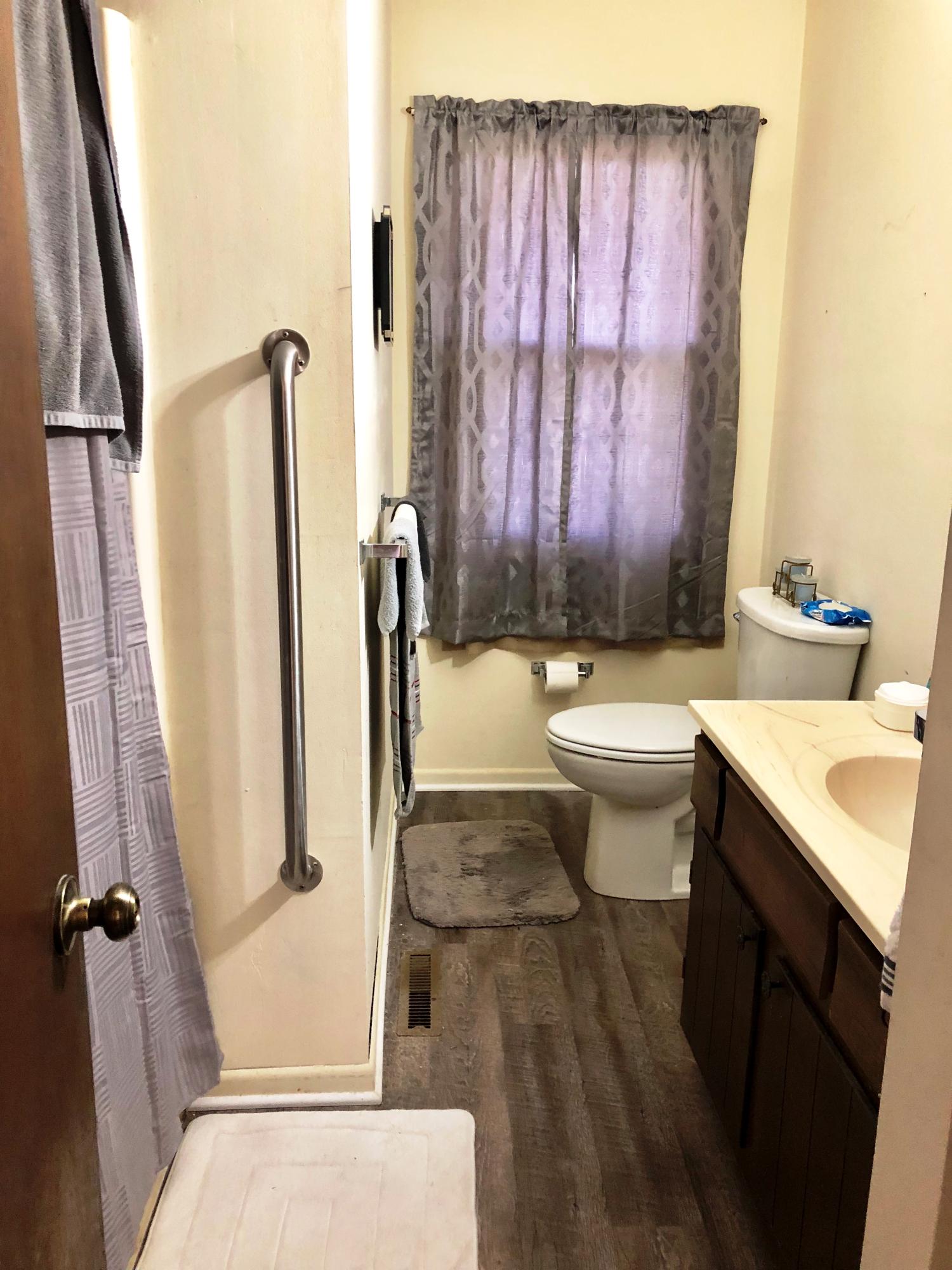 4915 Coster Road Knoxville, TN 37912 - Photo 12 of 13 Bath