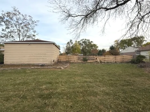 a view of a backyard