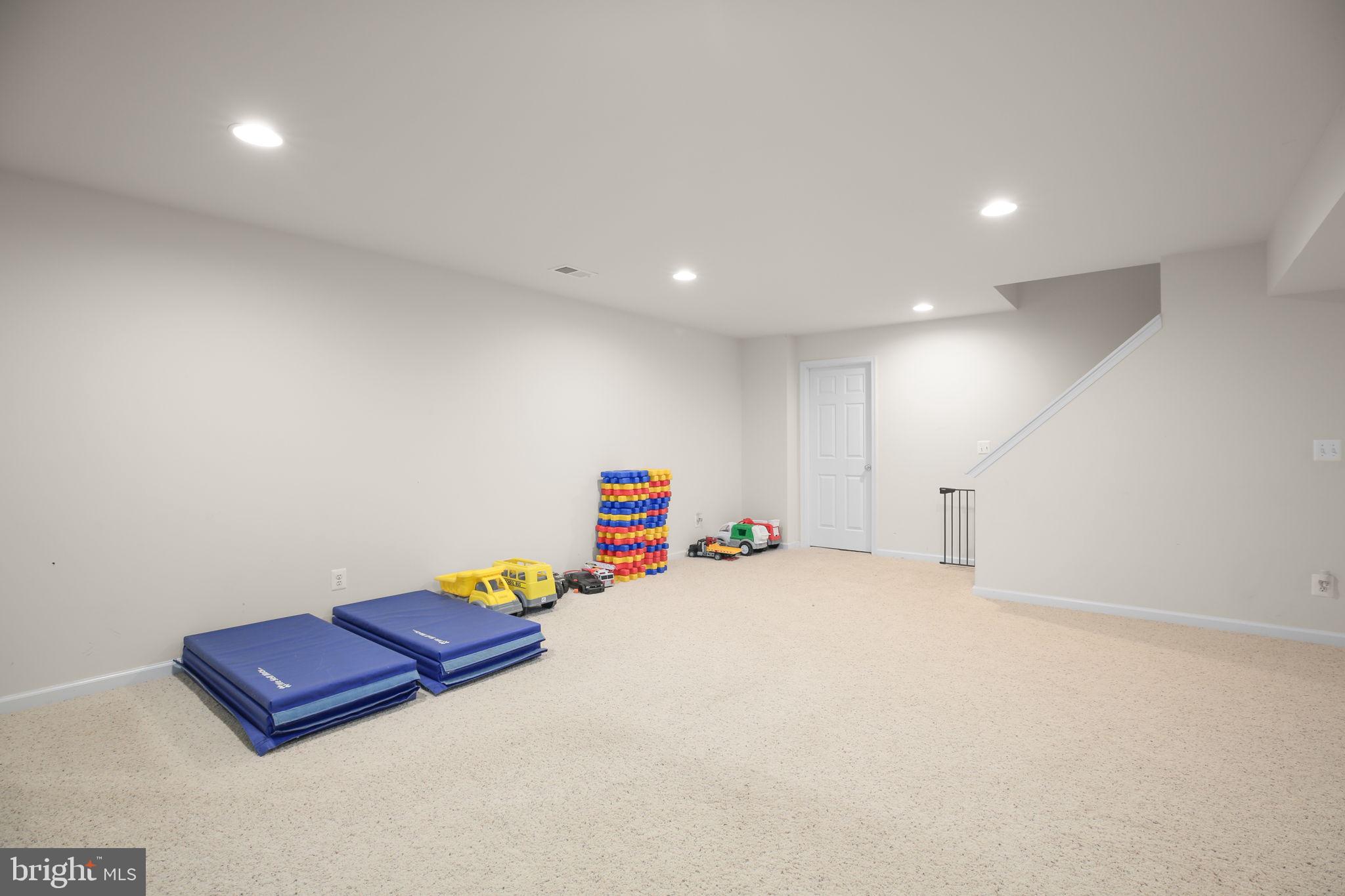 10108 Willow Ridge Lane Spotsylvania, VA 22553 - Photo 57 of 61 an empty room with furniture and a lamp