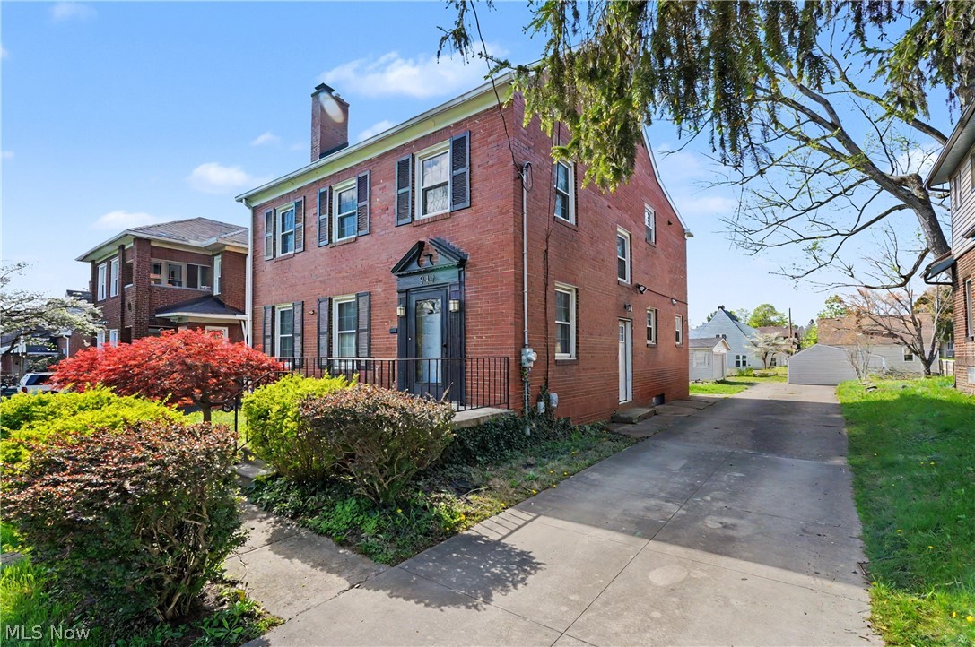 944 Canfield Road Youngstown, OH 44511 - Photo 2 of 20 Gallery Image 2
