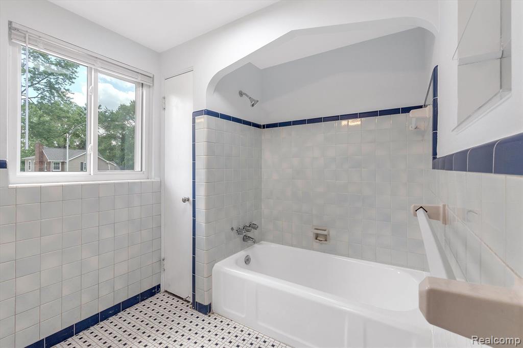 1058 Roslyn Road Grosse Pointe Woods, MI 48236 - Photo 26 of 43