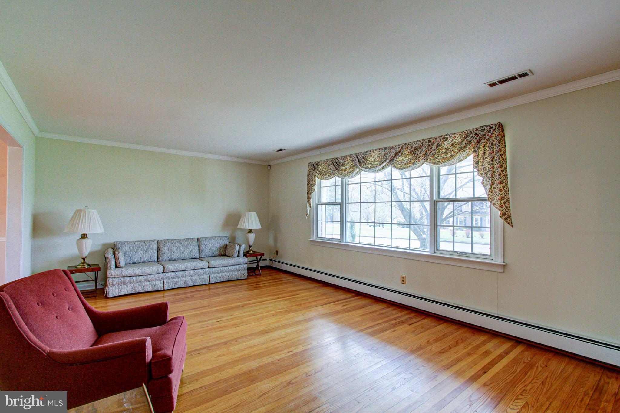40 Pinevale Road Doylestown, PA 18901 - Photo 7 of 35 Living room