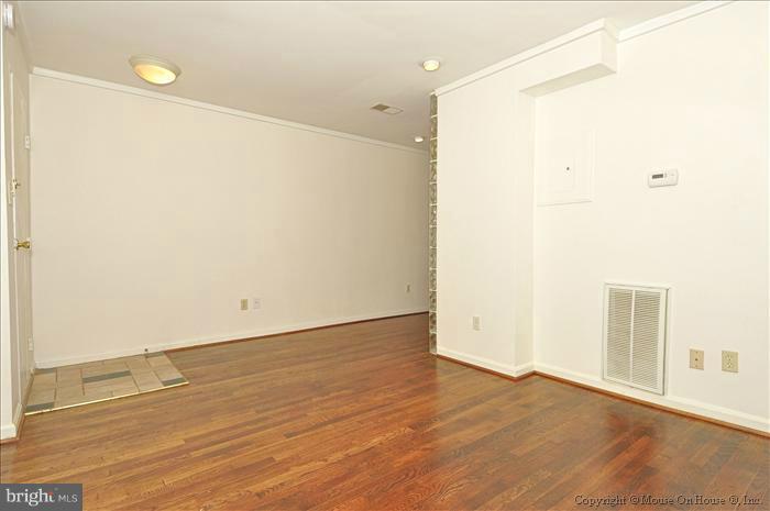 469 Ridge Street Northwest Washington, DC 20001 - Photo 4 of 11 Living Room