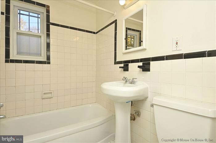 469 Ridge Street Northwest Washington, DC 20001 - Photo 8 of 11 Bath