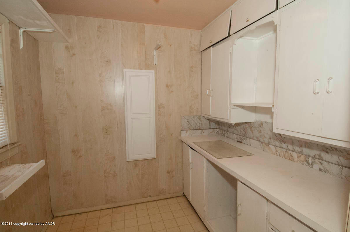 909 South Rusk Street Amarillo, TX 79102 - Photo 22 of 34 a bathroom with a sink and a mirror