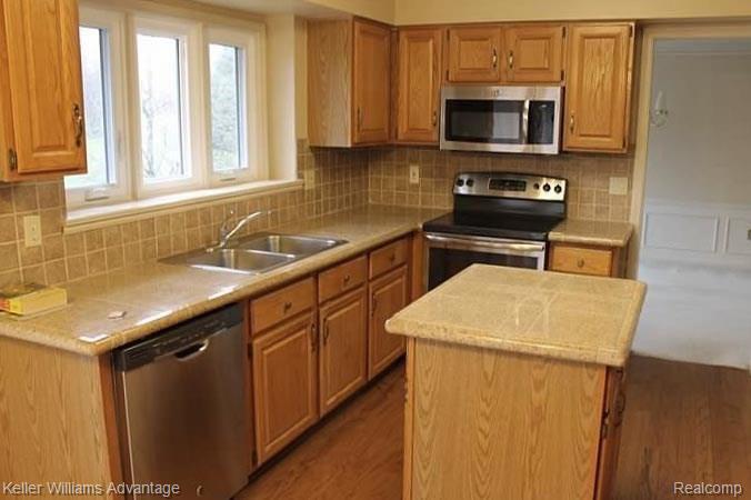 2386 Pleasant View Drive Rochester Hills, MI 48306 - Photo 2 of 25