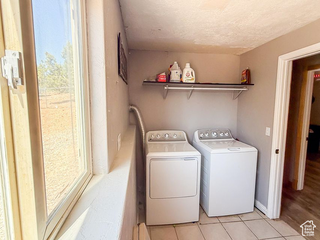 425 East Mule Deer Road Central, UT 84722 - Photo 38 of 72 Washroom with washing machine and clothes dryer, light tile patterned floors, and a textured ceiling