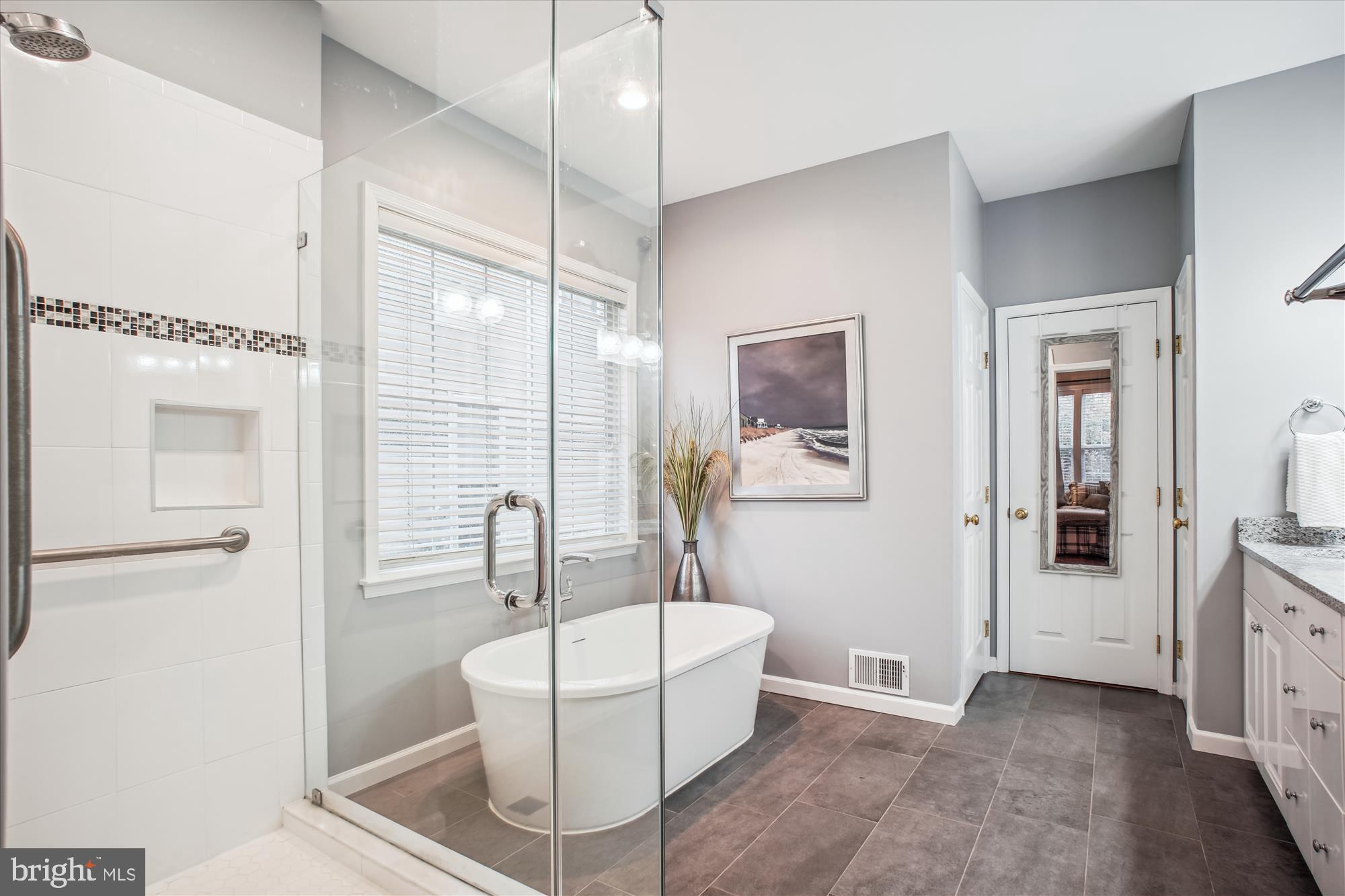 2454 Arctic Fox Way Reston, VA 20191 - Photo 22 of 54 a bathroom with a bathtub and a sink