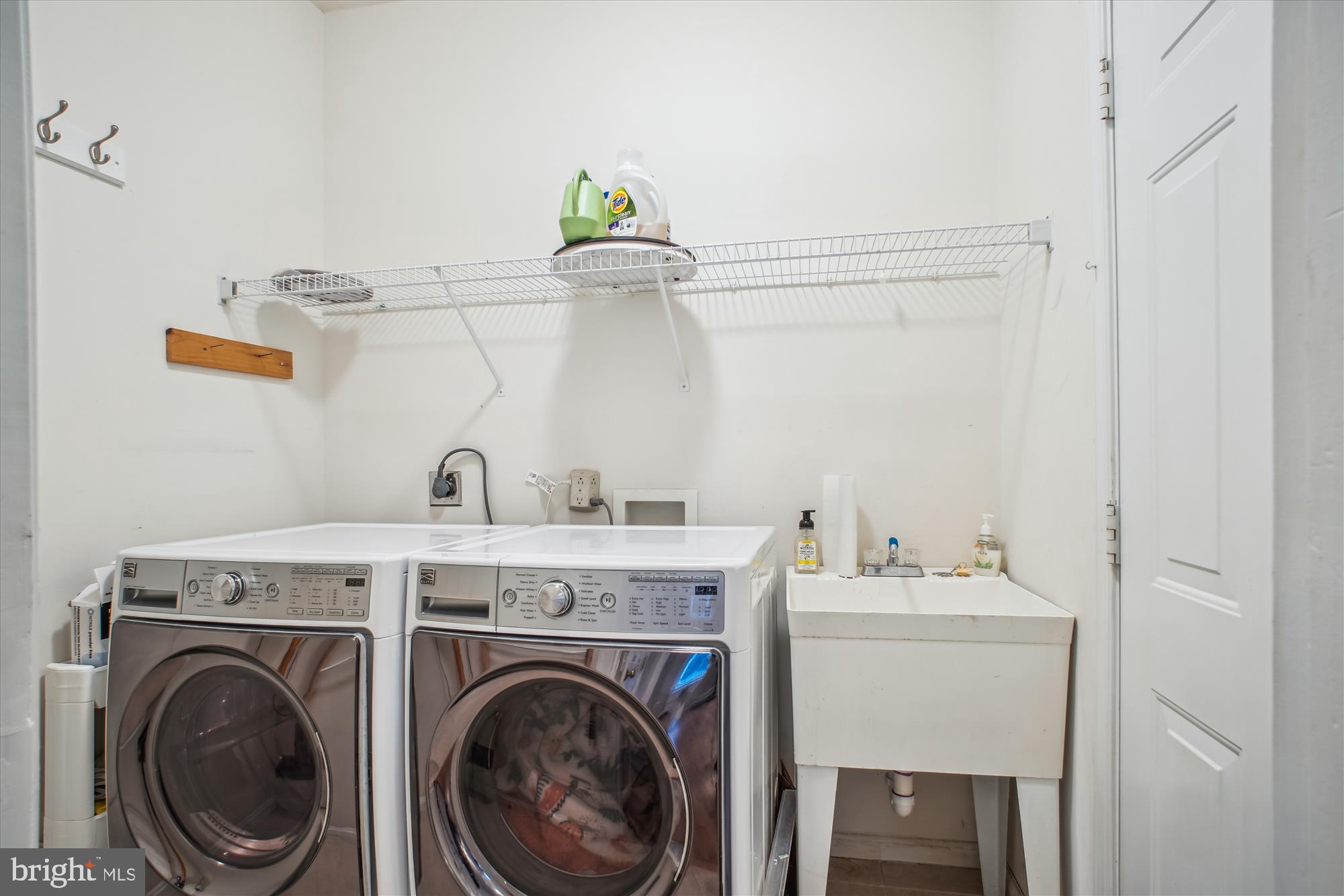 2454 Arctic Fox Way Reston, VA 20191 - Photo 26 of 54 a utility room with dryer and washer