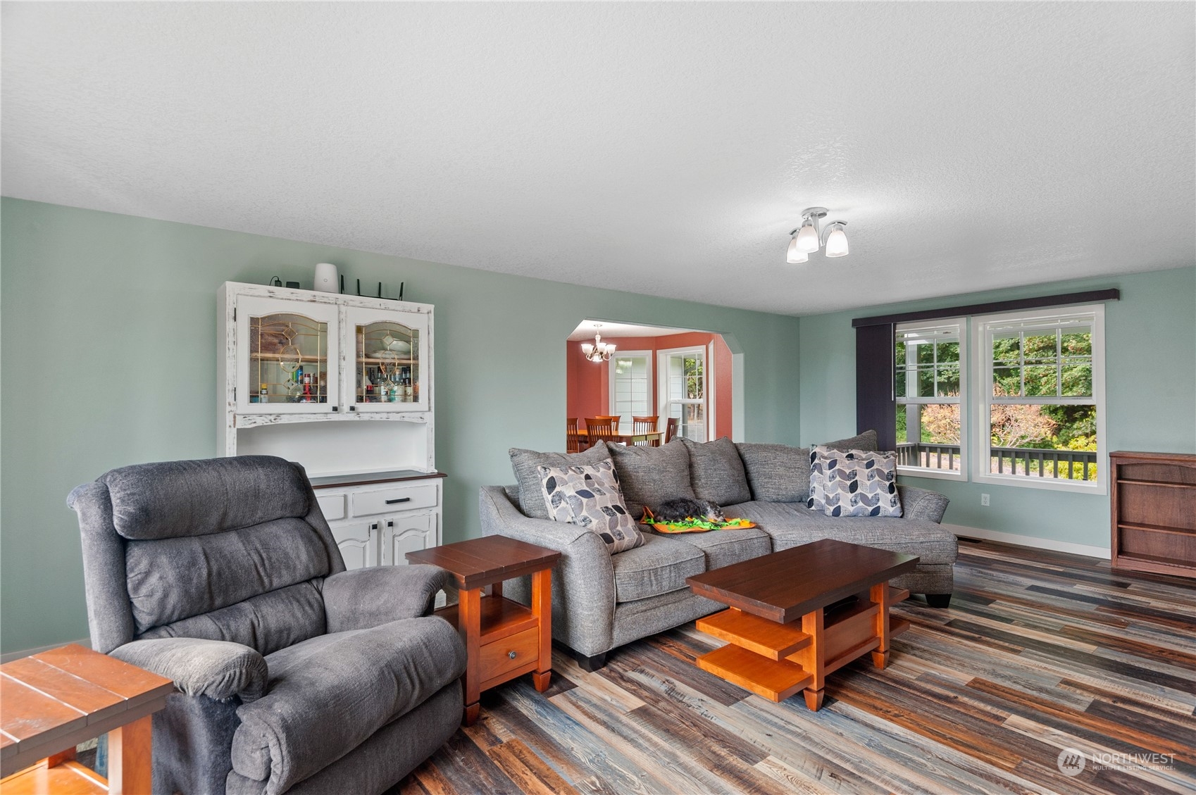 280 Niemi Road Longview, WA 98632 - Photo 6 of 24 a living room with furniture and a window