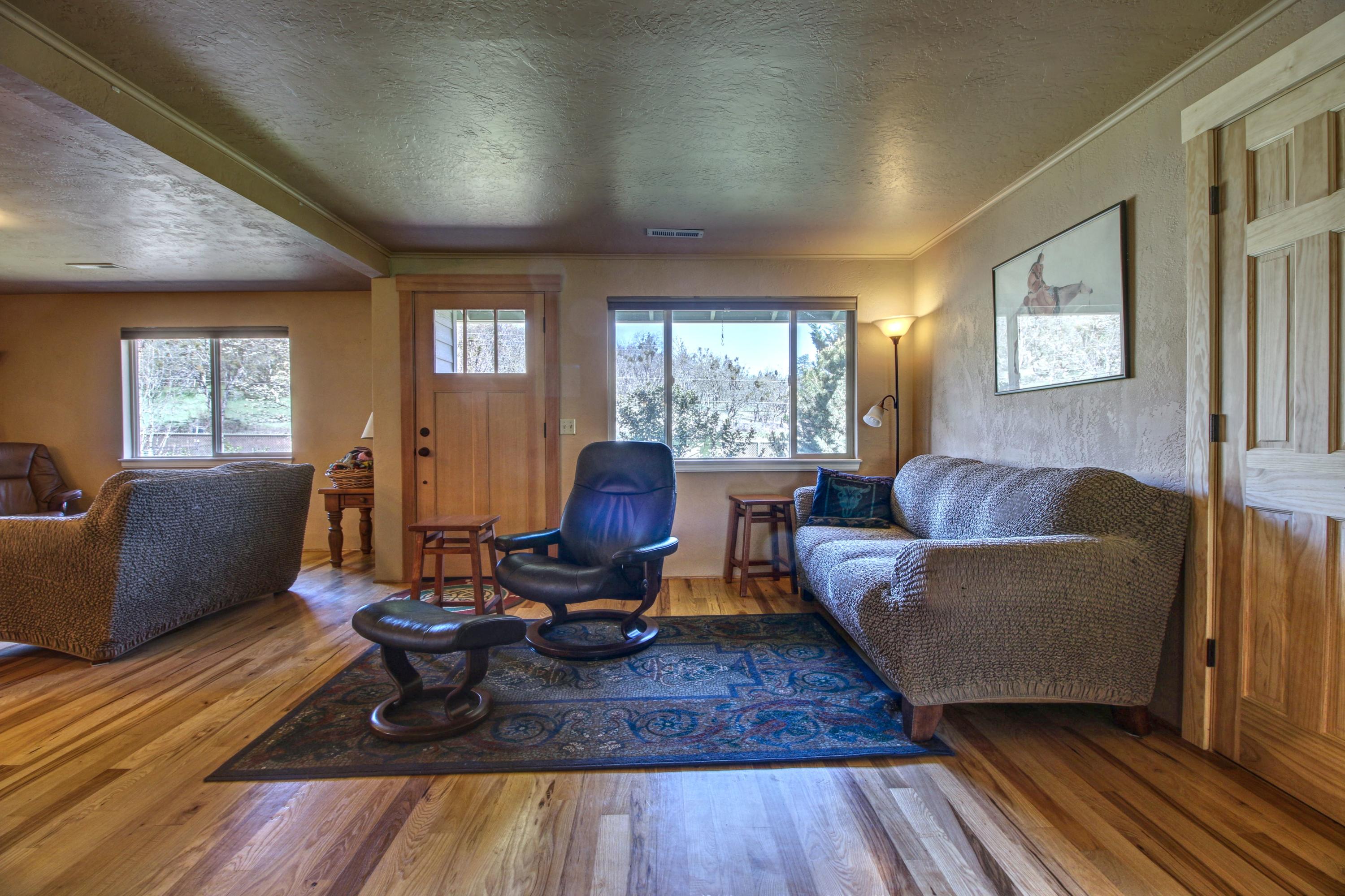 3055 Burrell Road Medford, OR 97501 - Photo 12 of 45 02 Livingroom side