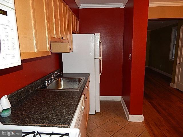 4913 Cedar Garden Road Baltimore, MD 21229 - Photo 6 of 21 Kitchen
