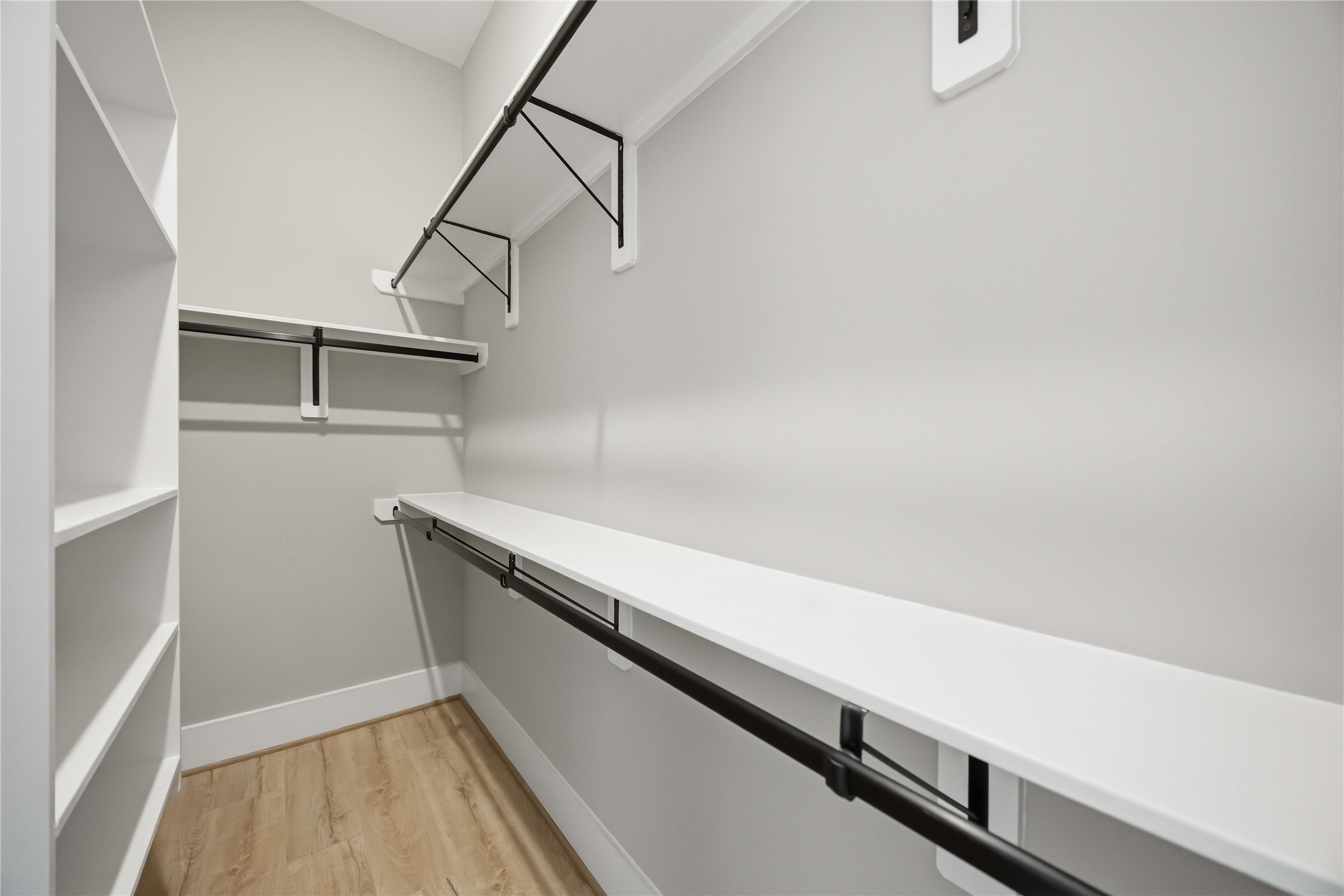 4013 Griggs Road, Unit B Houston, TX 77021 - Photo 24 of 30 Primary walk-in closet