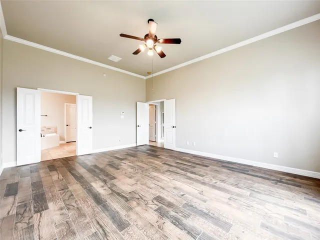 a view of a livingroom with a ceiling fan