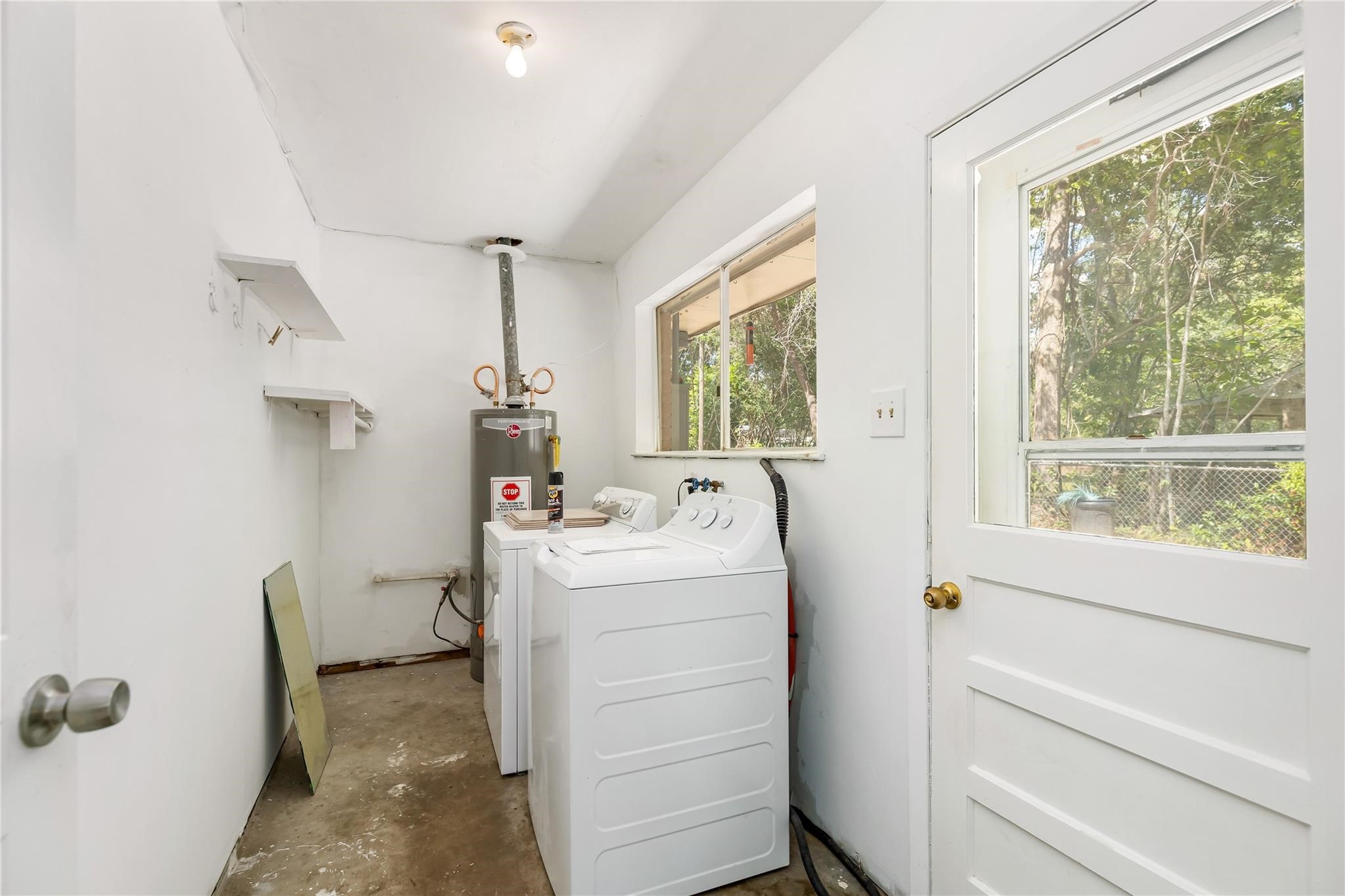 29518 West Hawthorne Drive Spring, TX 77386 - Photo 19 of 22 a room with a bed and a window