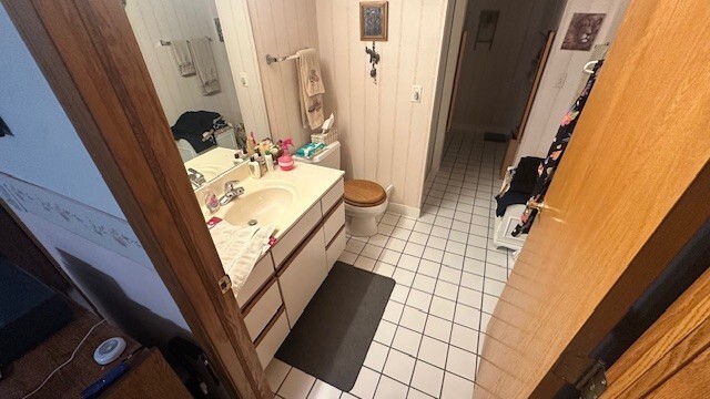 8560 West Foster Avenue, Unit 604 Norridge, IL 60706 - Photo 5 of 8 a bathroom with a granite countertop shower and a sink