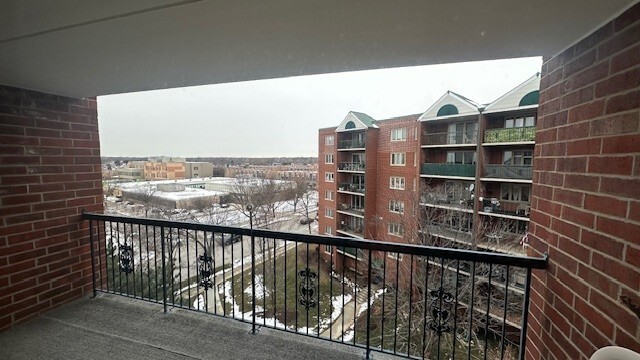 8560 West Foster Avenue, Unit 604 Norridge, IL 60706 - Photo 8 of 8 a view of a balcony with city view