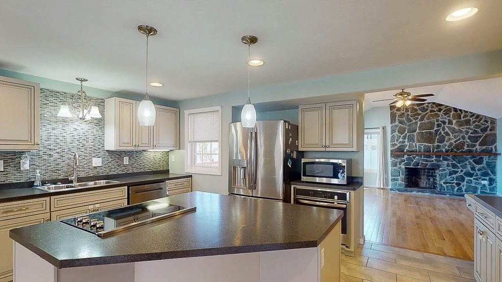 4 Alder Street Worcester, MA 01606 - Photo 4 of 40
