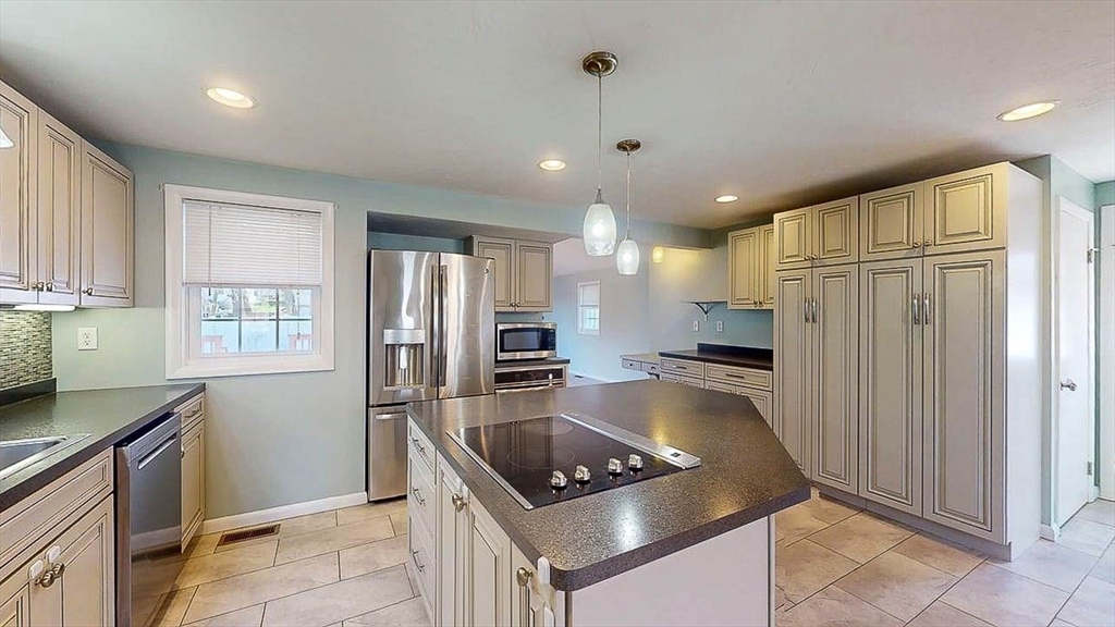 4 Alder Street Worcester, MA 01606 - Photo 5 of 40