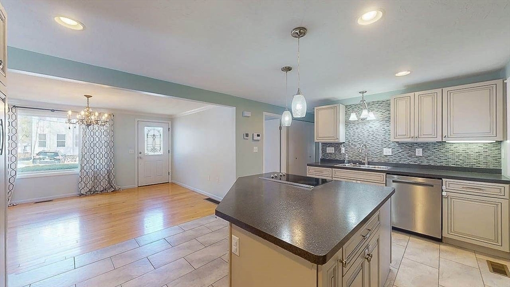 4 Alder Street Worcester, MA 01606 - Photo 7 of 40