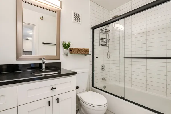 $2,500 | 1212 North LaSalle Drive, Unit 1207, Chicago, IL 60610