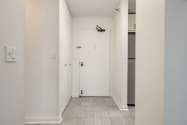 $2,500 | 1212 North LaSalle Drive, Unit 1207, Chicago, IL 60610