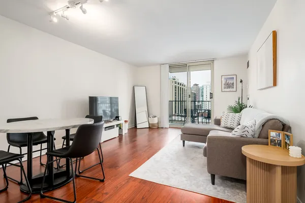 $2,500 | 1212 North LaSalle Drive, Unit 1207, Chicago, IL 60610