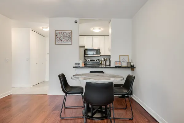 $2,500 | 1212 North LaSalle Drive, Unit 1207, Chicago, IL 60610