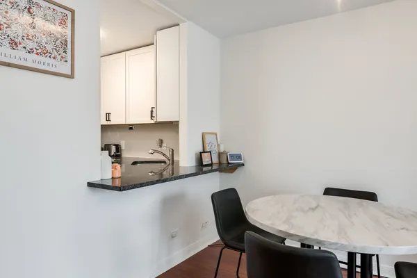 $2,500 | 1212 North LaSalle Drive, Unit 1207, Chicago, IL 60610