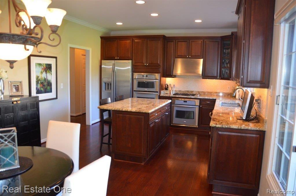 3352 Seminole Court Rochester, MI 48309 - Photo 6 of 24 Gorgeous kitchen