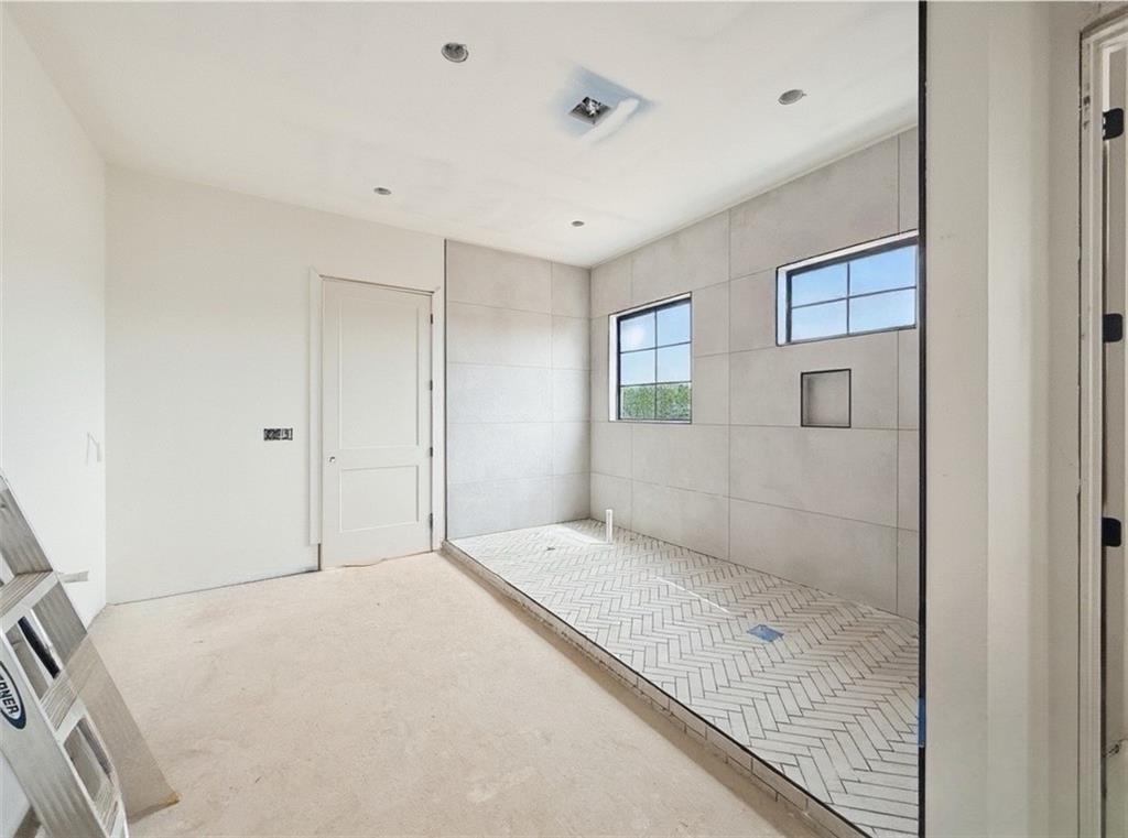 126 Palisade Drive Rydal, GA 30171 - Photo 26 of 36 a bathroom with a bathtub and shower