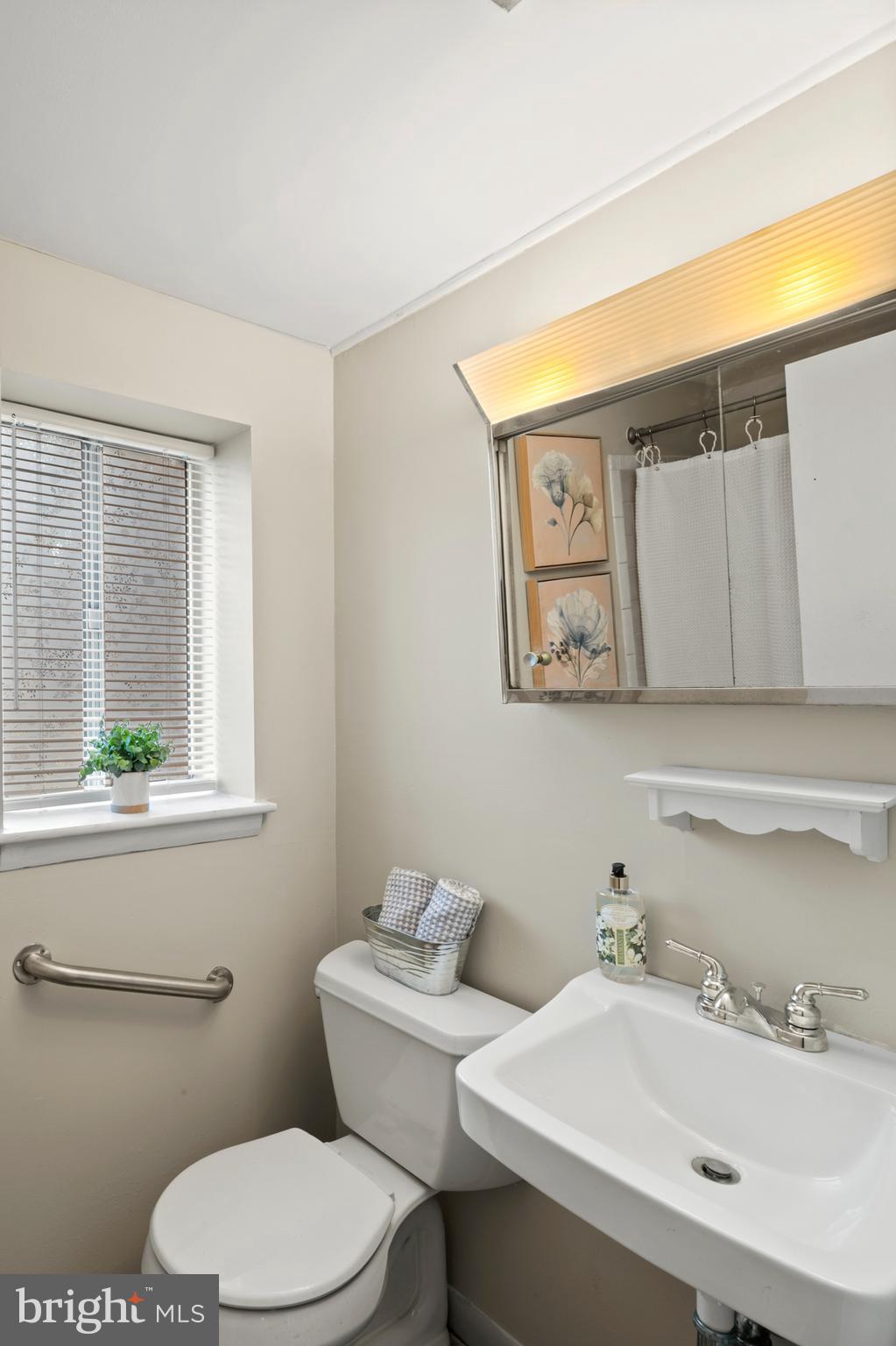 1527 Patuxent Manor Road Davidsonville, MD 21035 - Photo 29 of 42 Bathroom 2