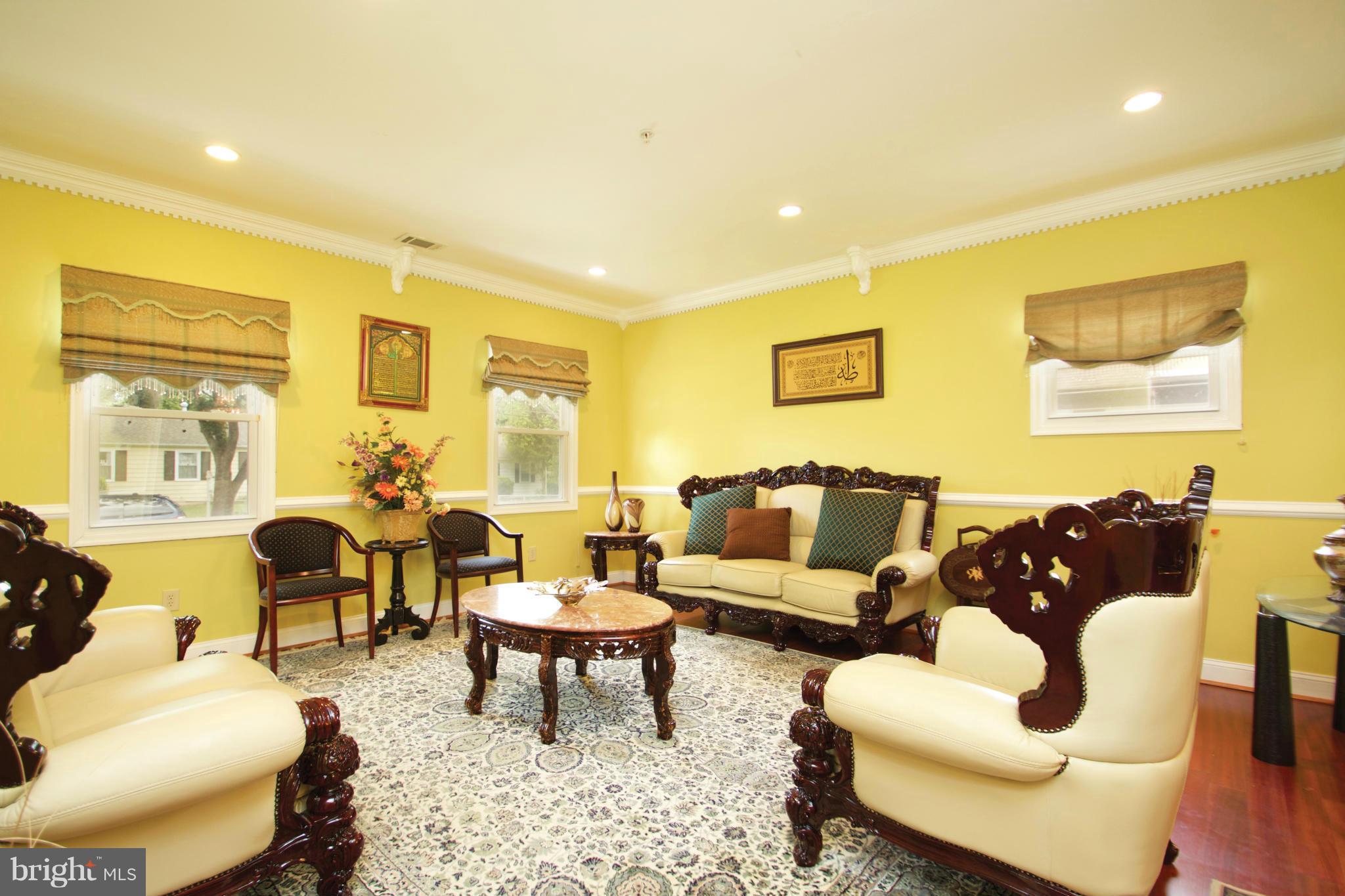 505 Pinewood Road Rockville, MD 20850 - Photo 10 of 30 Living Room