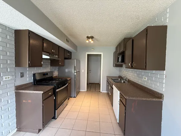 $2,300 | 4564 Whitney Drive, Hanover Park, IL 60133