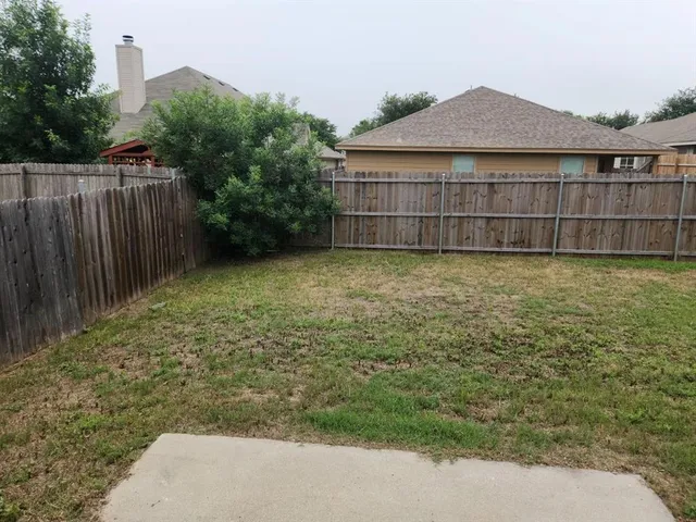 a view of a backyard