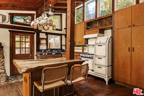 $1,350,000 | 10012 Charter Oak Lane, Beverly Hills, CA 90210